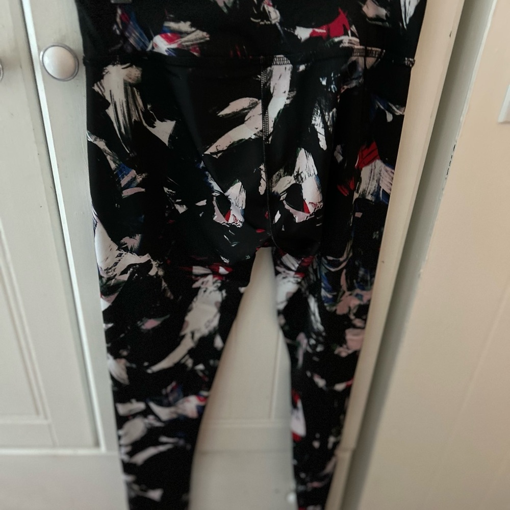 BEYOND YOGA Stylish Women’s Floral Print Leggings in EUC with Comfortable Fit - Picture 4 of 7